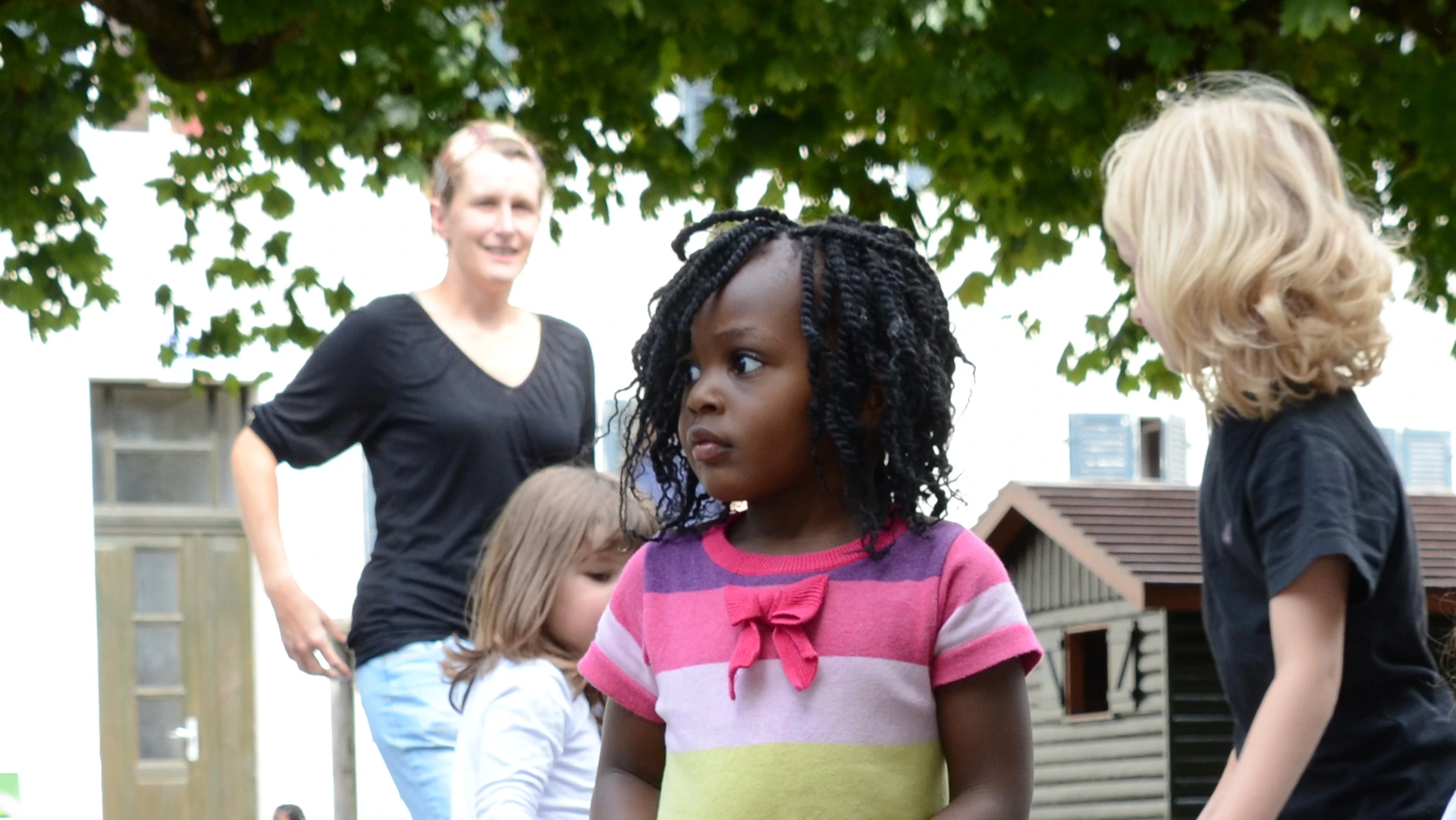 Confier son enfant - des enfants sous le regard attemtif d'une mamans de jours