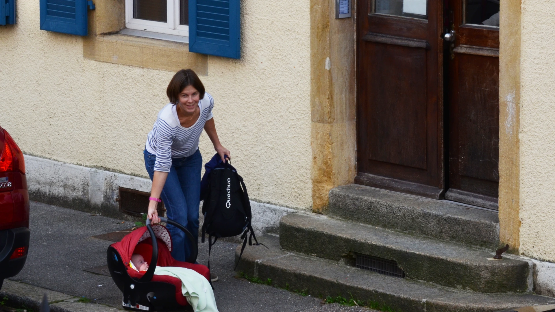 Confier sons enfant - Une maman apporte son bébé