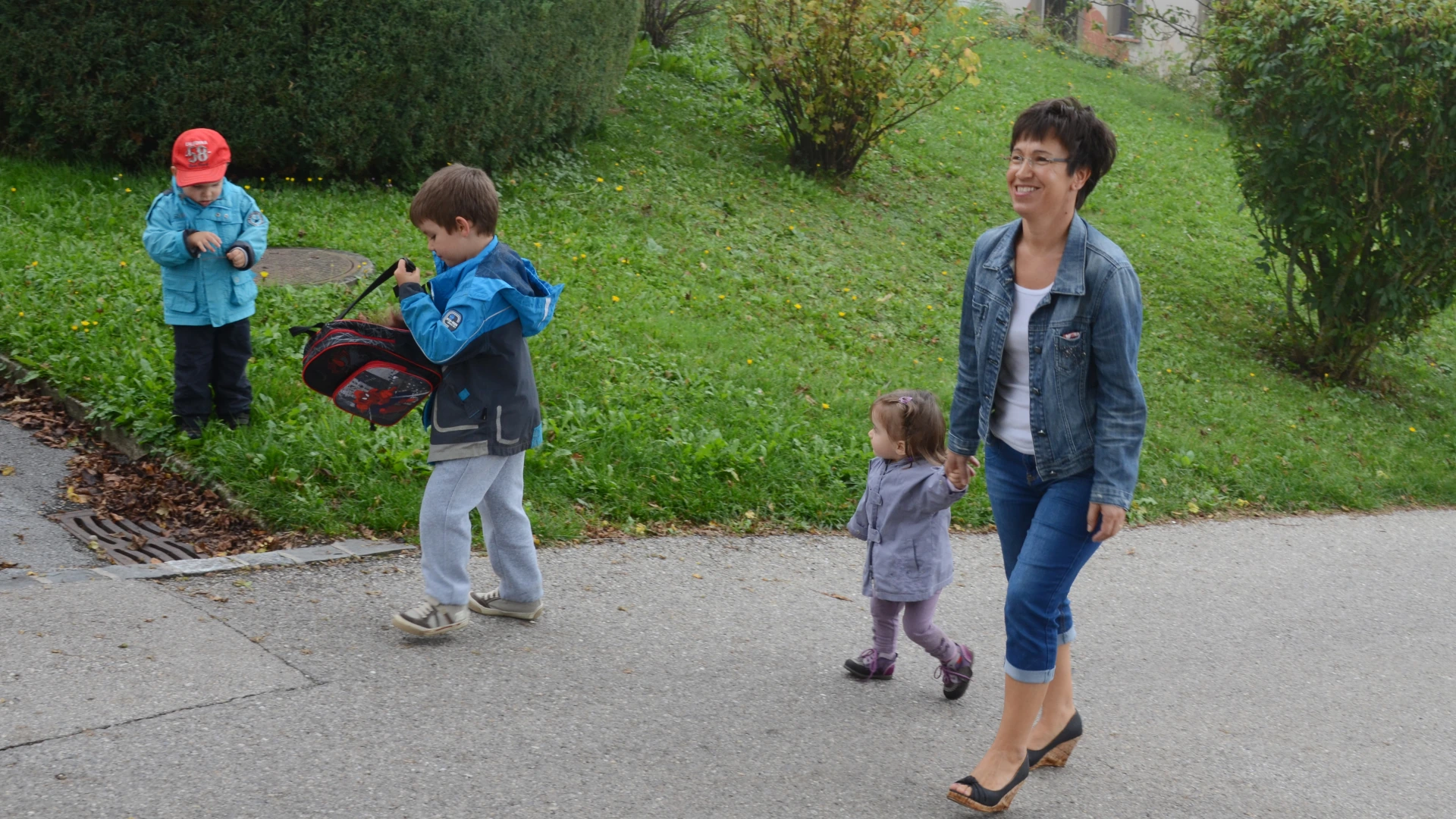 Confier son enfant -Une mamans de jour accompagne des enfants